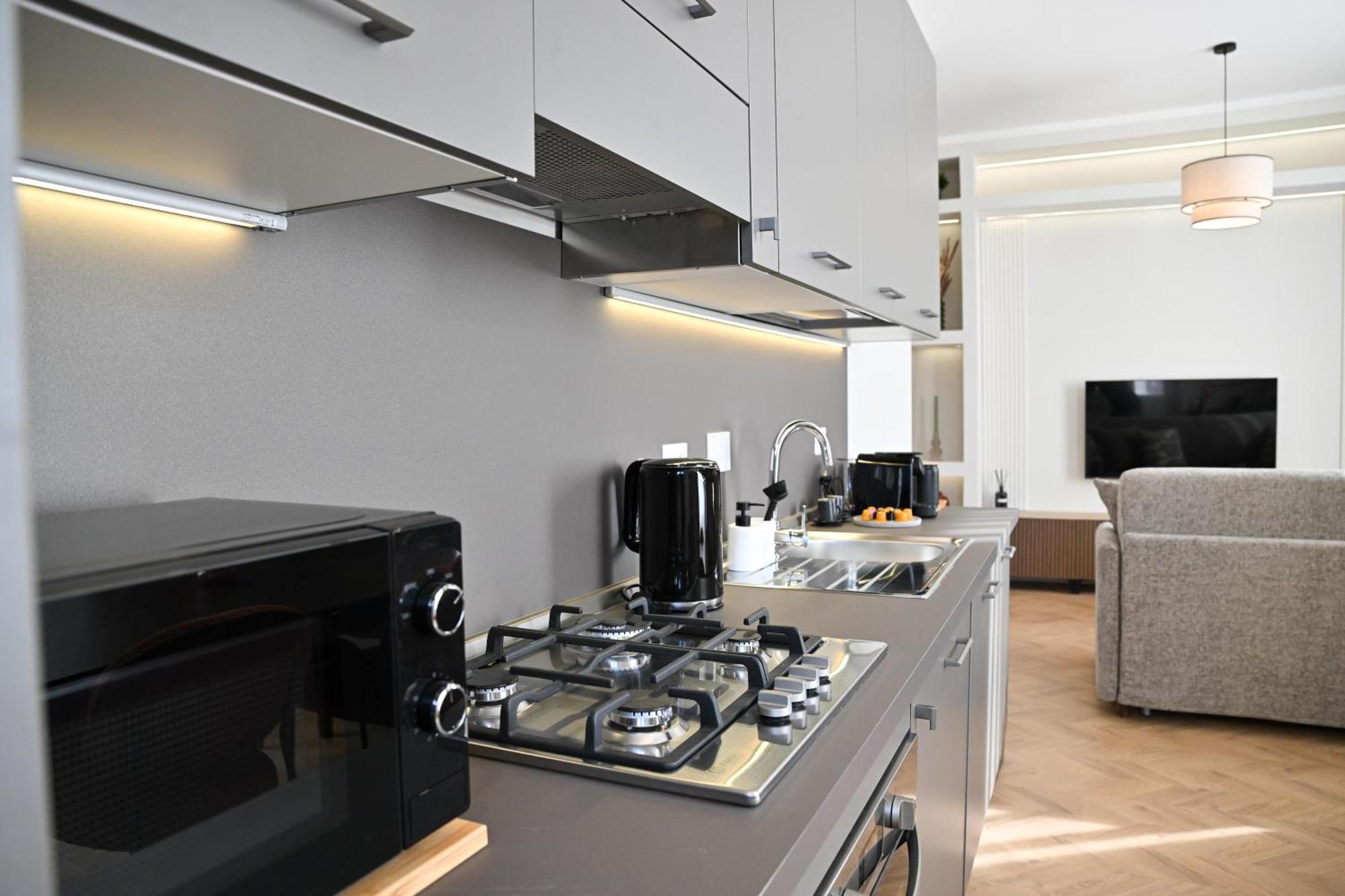 Appia Luxury Rom