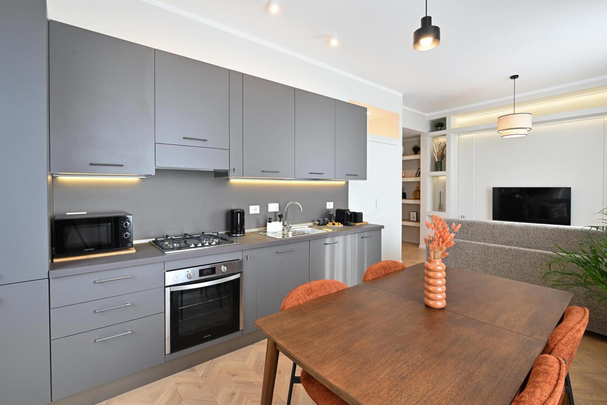 Appia Luxury Rom